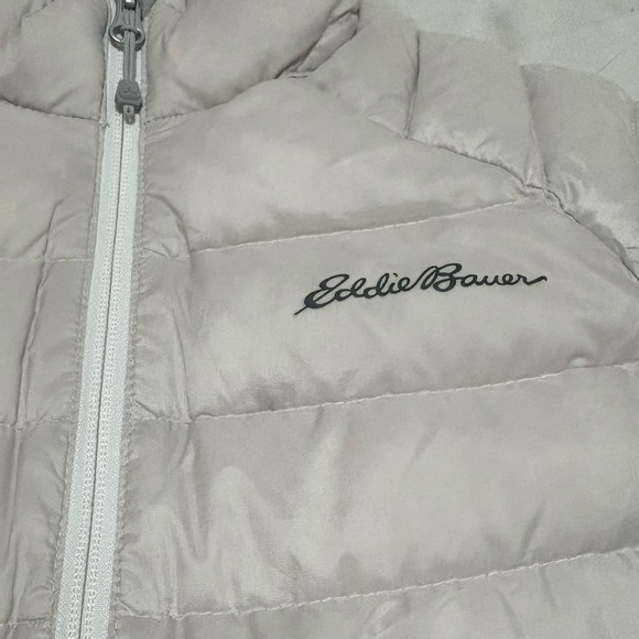 Eddie Bauer Gray Vest Lightweight and Versatile - Picture 5 of 5